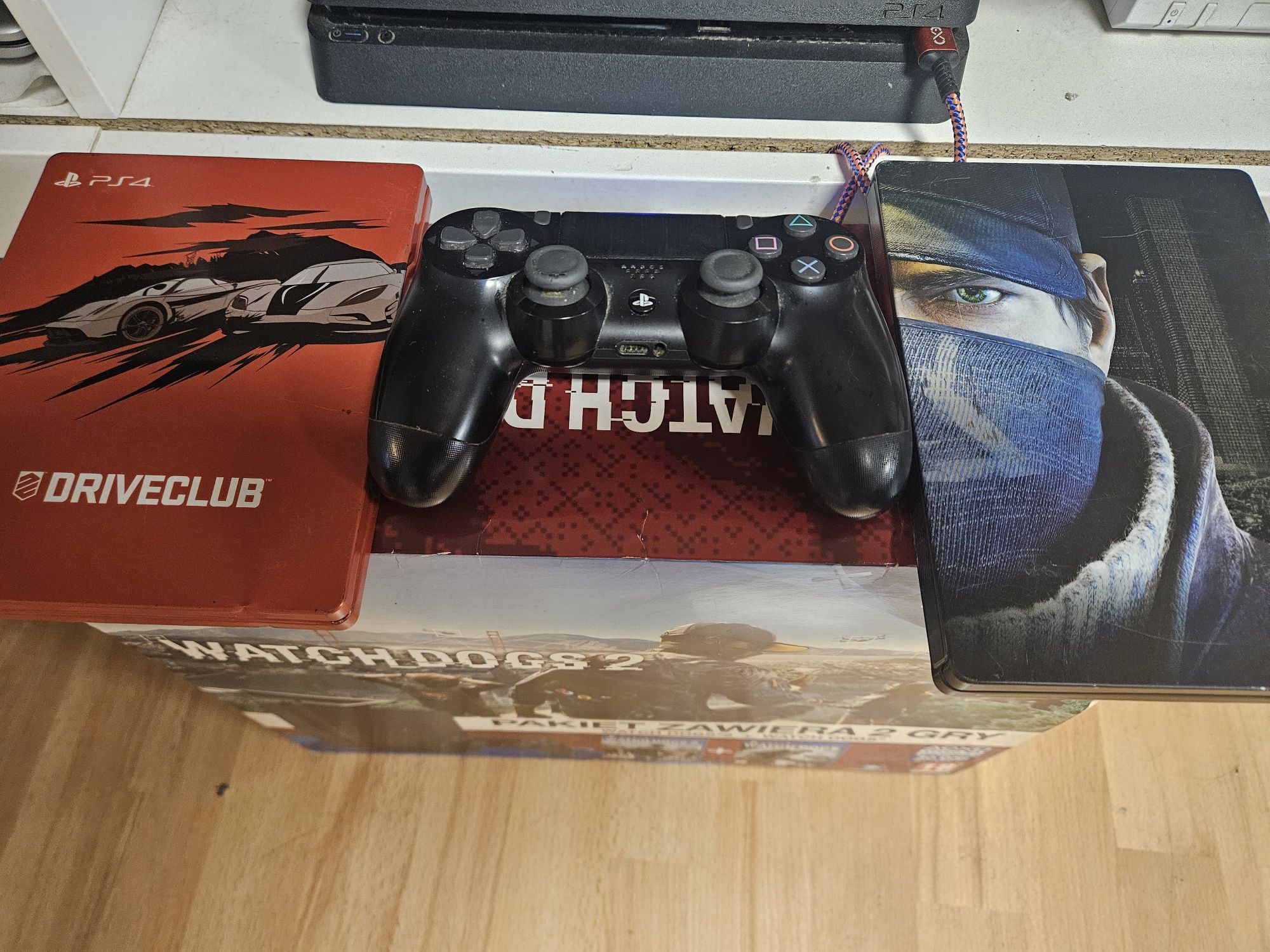 Konsola ps4 plus pad plus 2 gry