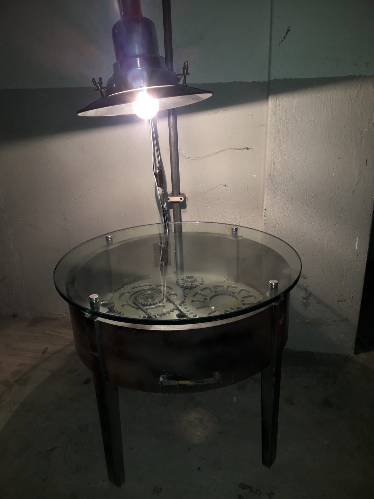 Mesa em vidro  com lâmpada