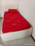 Cama individual Malm com arrumação