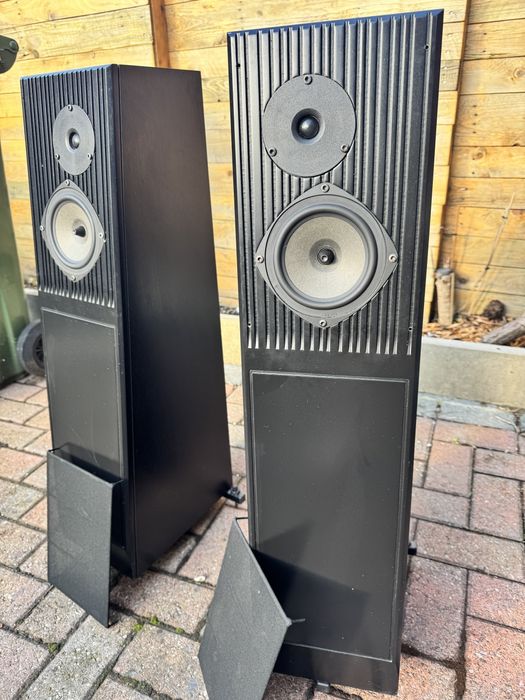 Підлогові колонки British Made Rega Ela Loudspeaker System