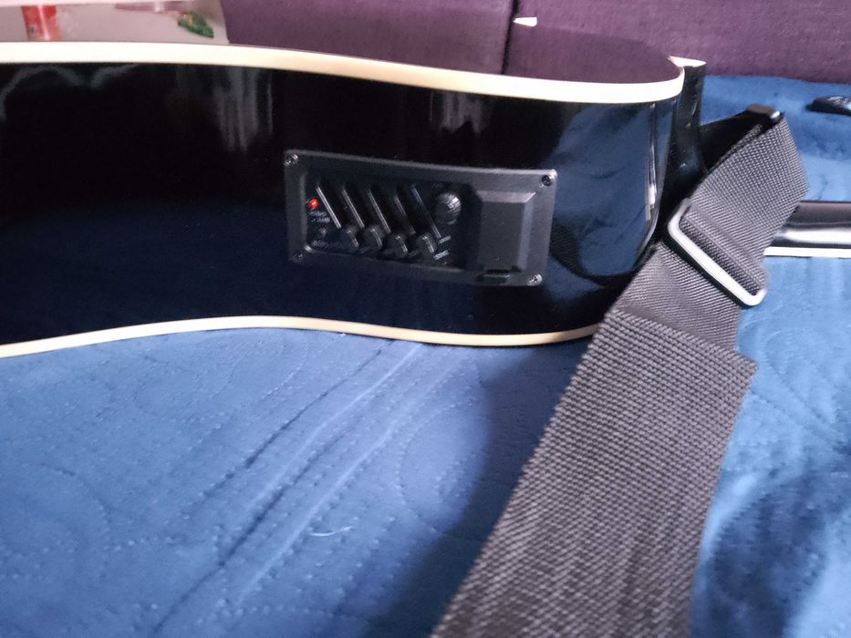 Nowa gitara akustyczna i komplet akcesoriów do niej