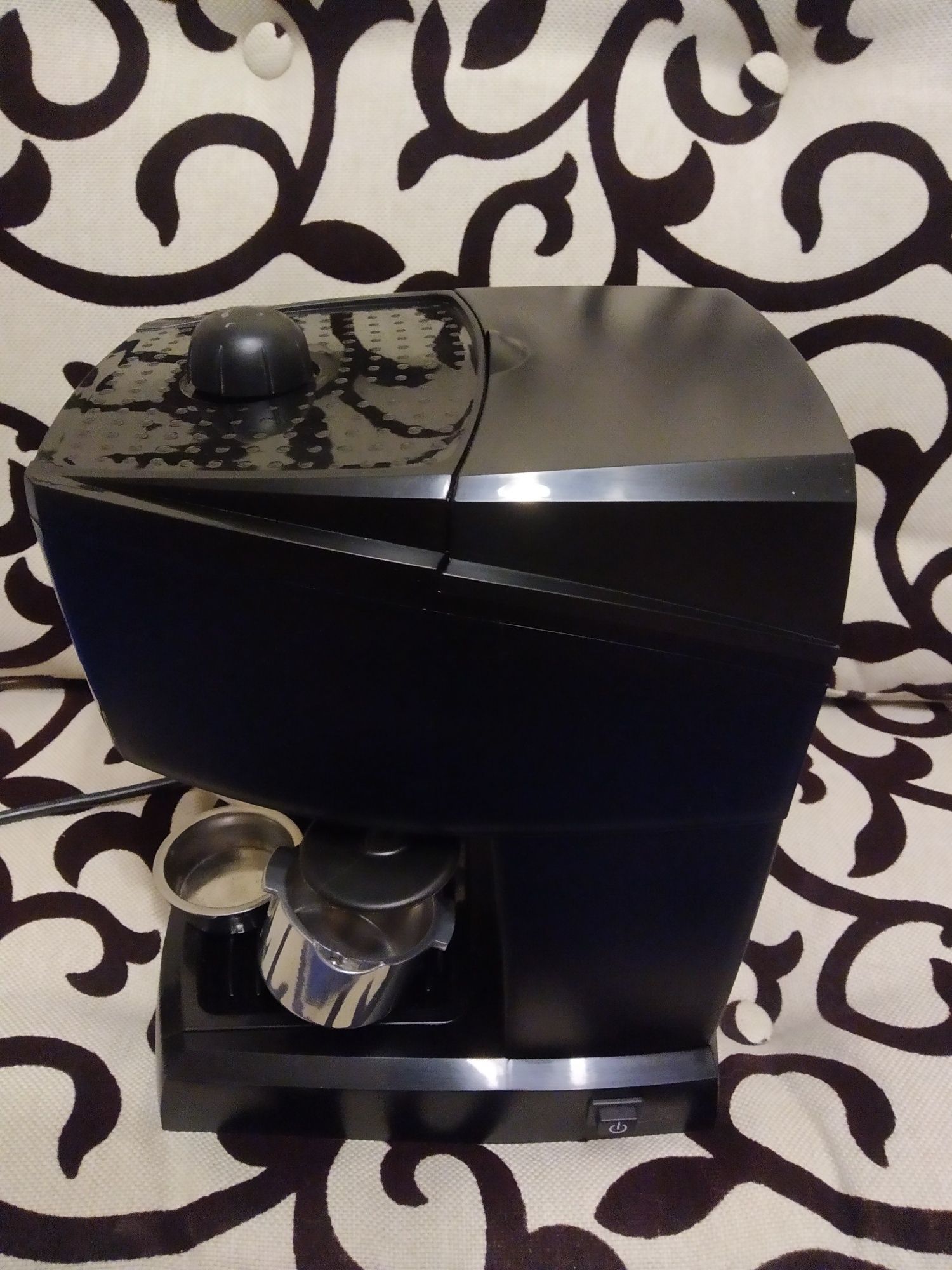 Рожковая кофеварка DeLonghi EC 146.B