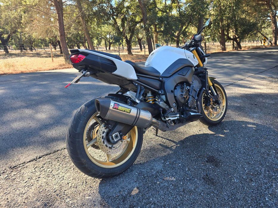 Yamaha FZ8 de garagem