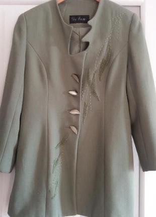 Набір жіночих костюмів розмір L/48.