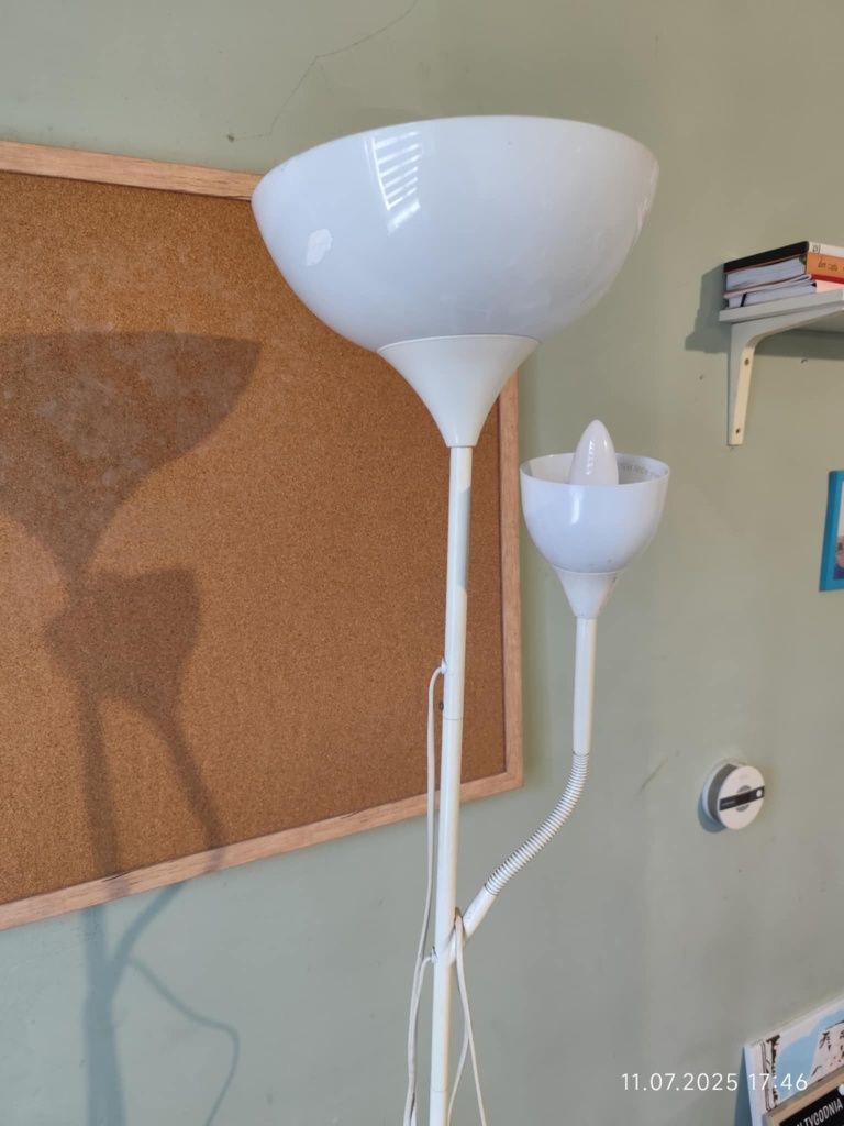 Lampa stojąca z dużym kloszem i ruchomym małym kloszem