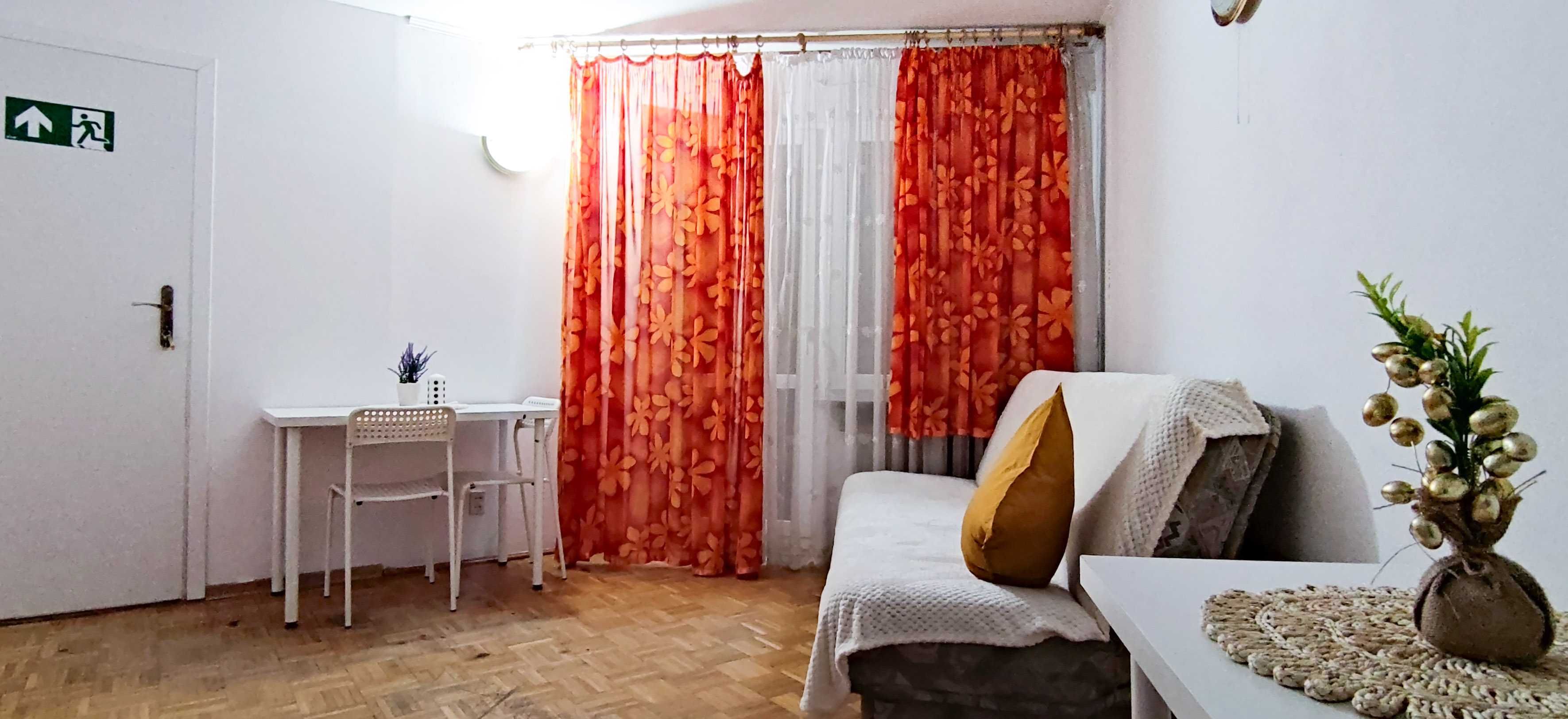 Fajny duży pokój do wynajęcia na Pradze - Południe. Pokój ma balkon.