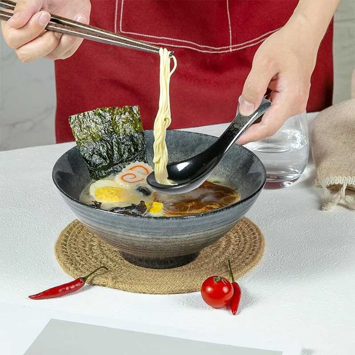 Zestaw ceramicznych misk do ramen z pałeczkami i łyżką