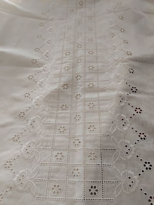 Toalha  de mesa em linho com bordado.