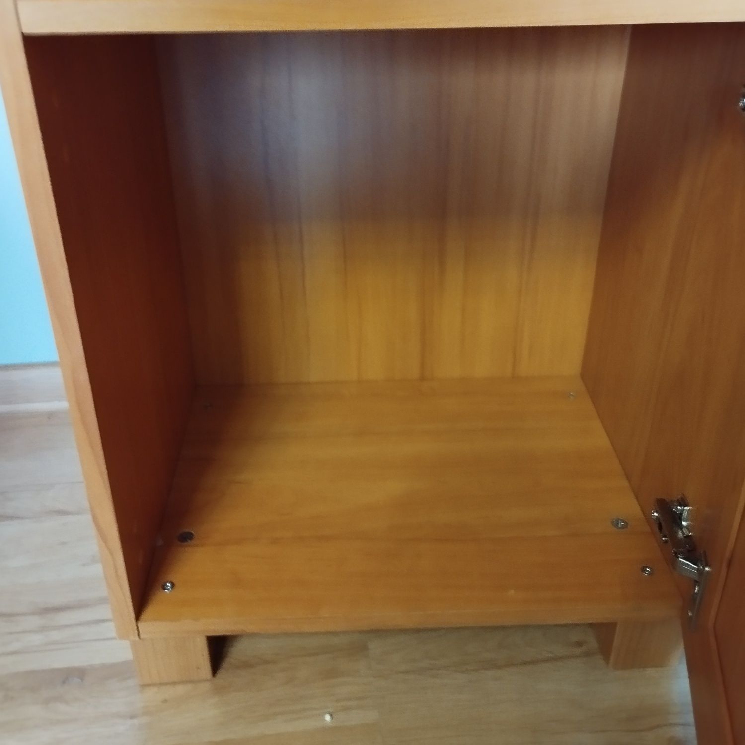 Słupek z drzwiami szklanymi