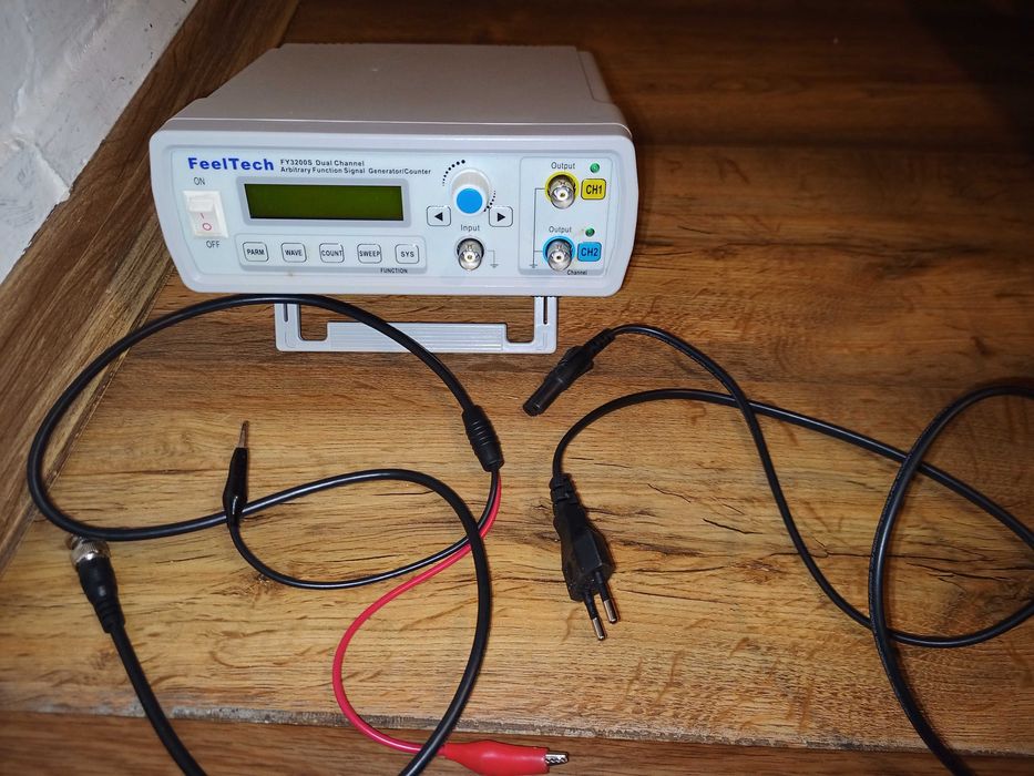 Dwukanałowy generator sygnału funkcyjnego FeelTech FY3200S