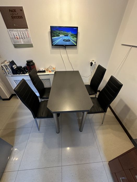 Zestaw stół kuchenny z 4 krzesłami. 399 zł.