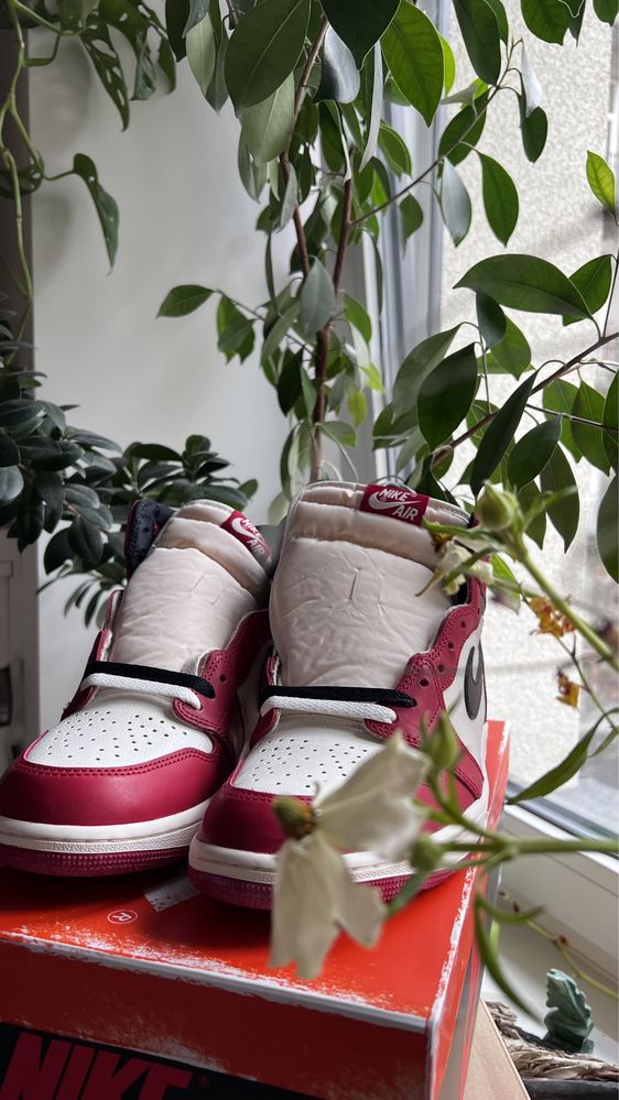 Jordan 1 Retro High OG Chicago Lost and Found - 9.5 US