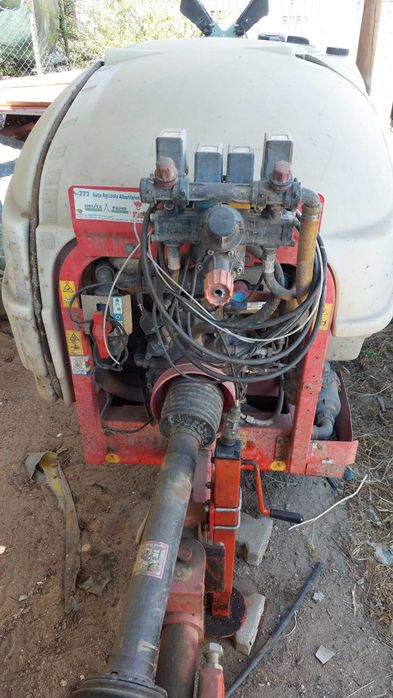 Pulverizador rebocável com comando elétrico