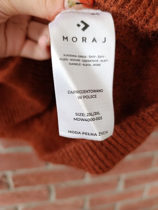 Sukienka sweterkowa w kolorze miedzianym długa