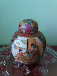 Orientalny wazon z przykrywką piękny kolorystycznie