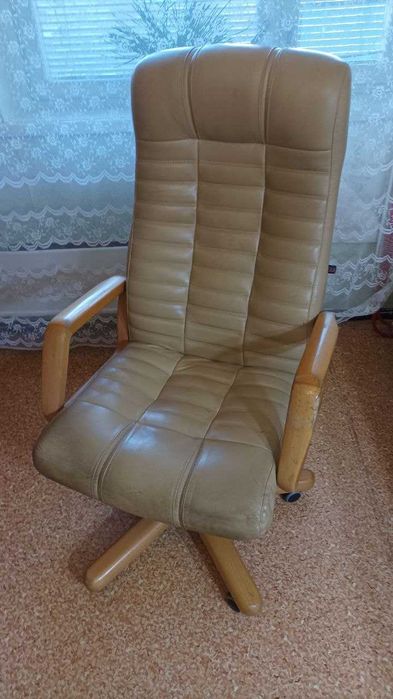 ОФИСНОЕ КРЕСЛО, натуральная кожа, в отличном состоянии
