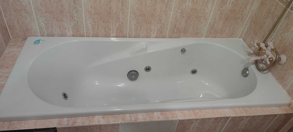 Para desocupar, Banheira Grande hidromassagem marca Roca