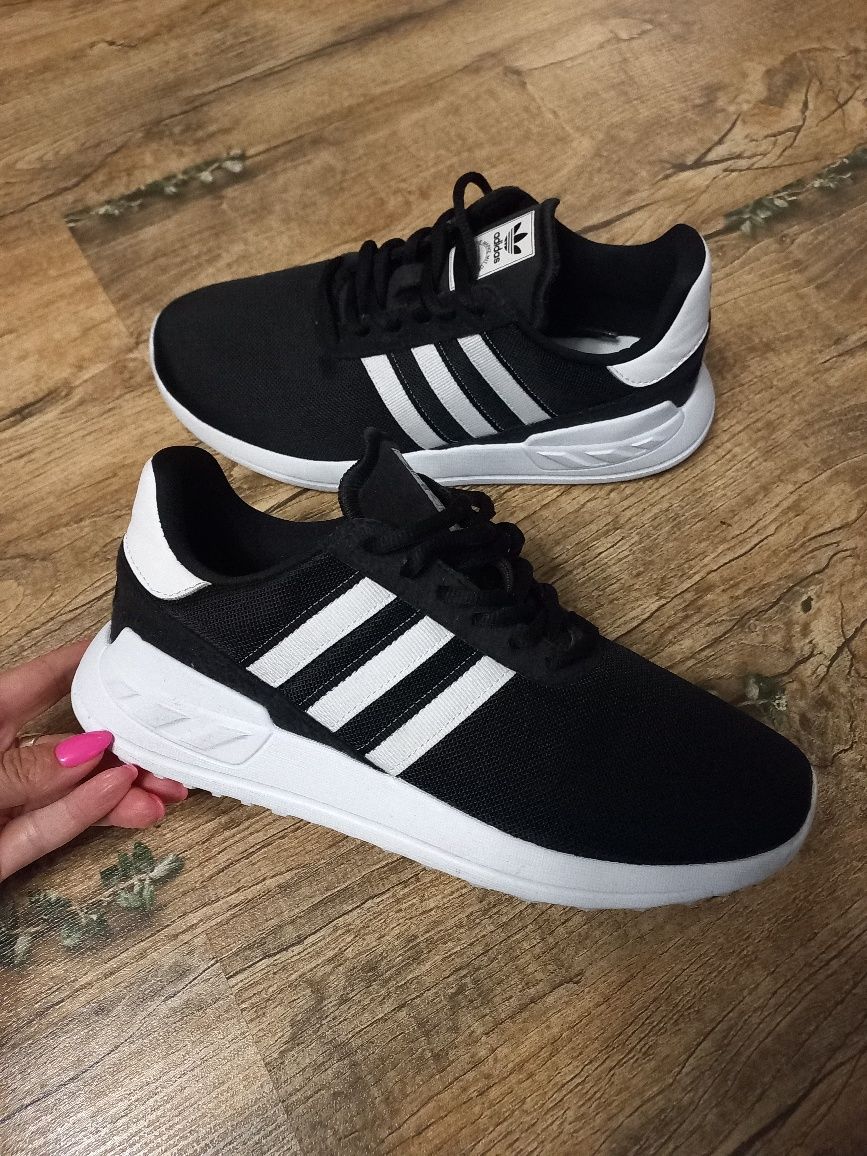 Кросівки Adidas 38р в см 24.5 уні