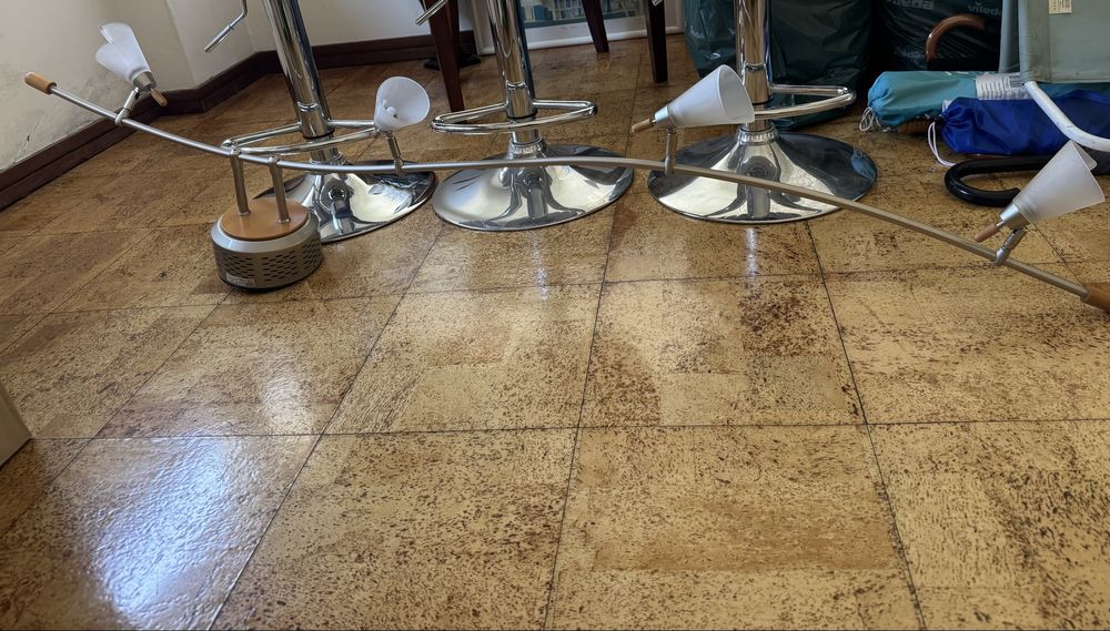 Candeeiro de tecto com quatro lampadas formato tulipas