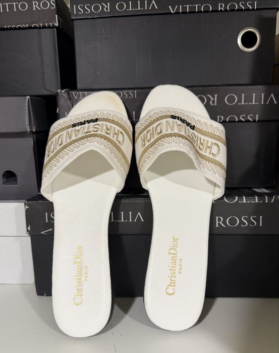 Стильні шльопанці Dior
