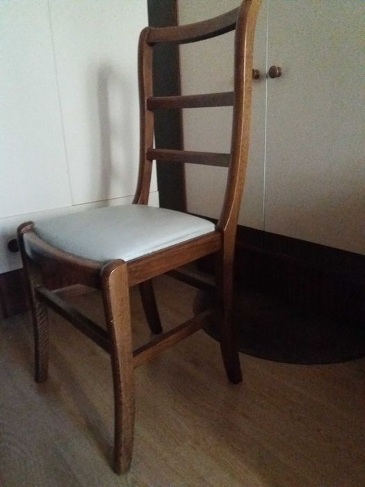 Duas cadeiras em madeira