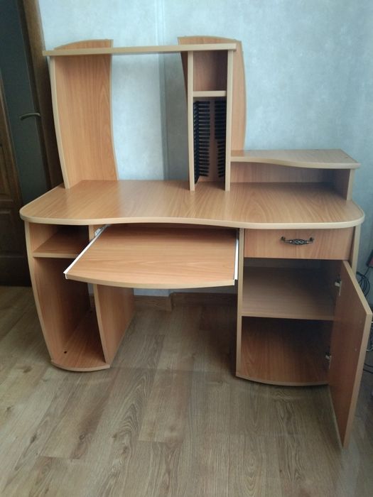 Стіл комп'ютерний