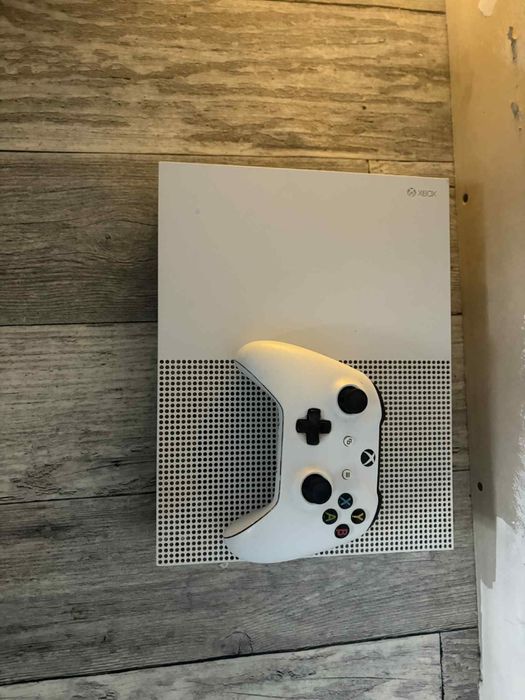 Xbox one s z padem i okablowaniem