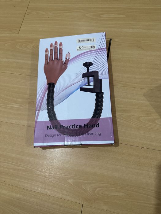 Mão teino unha de gel