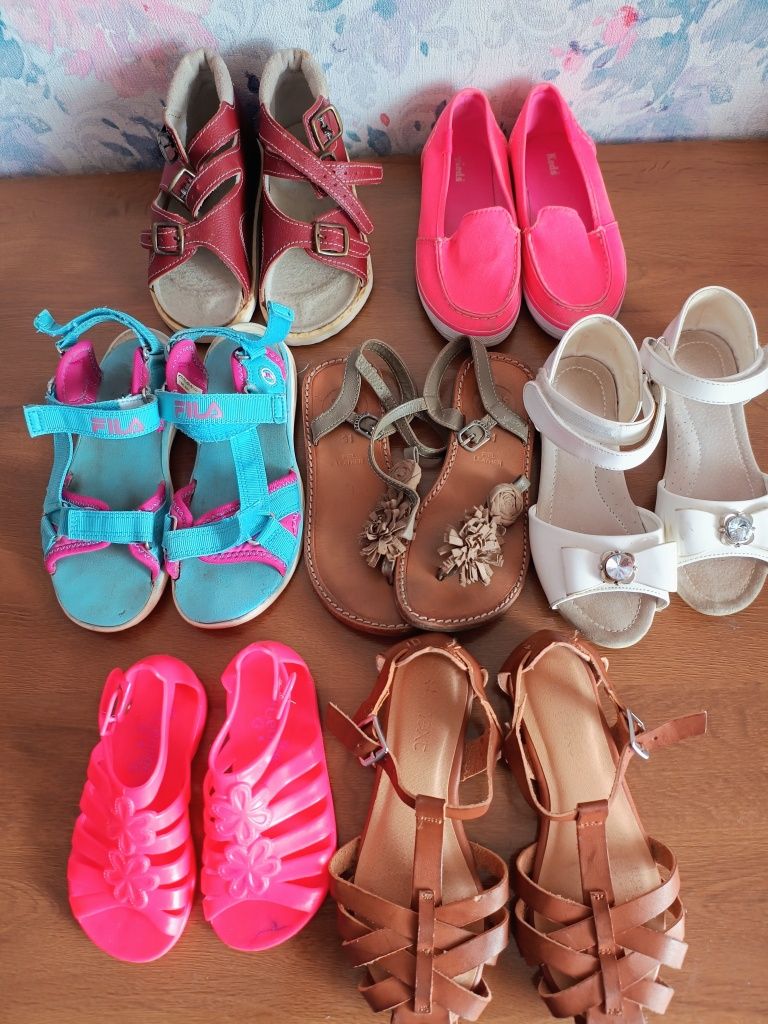 Взуття для дівчаток.