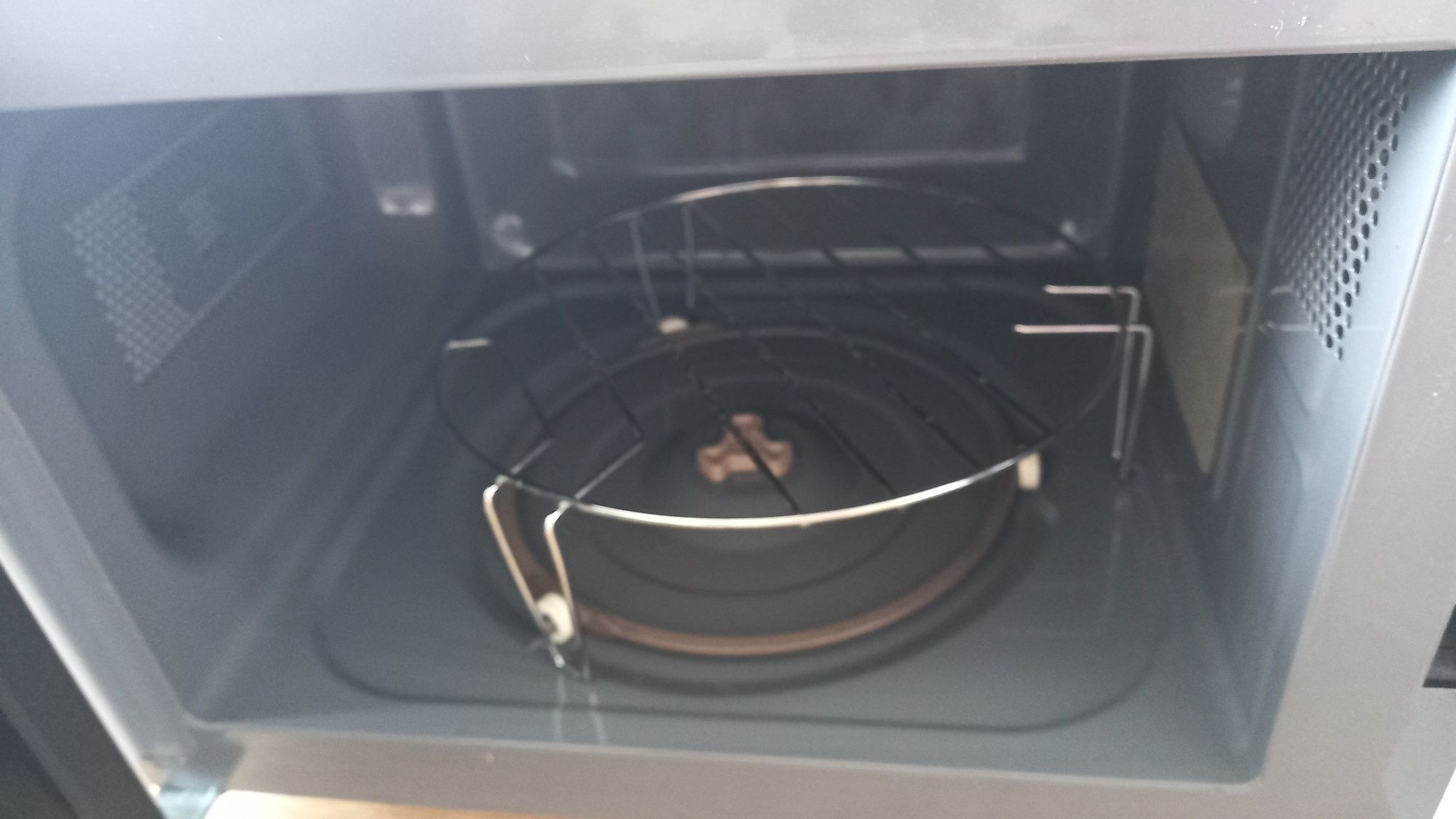 Kuchenka mikrofalowa z grillem Sharp R-642