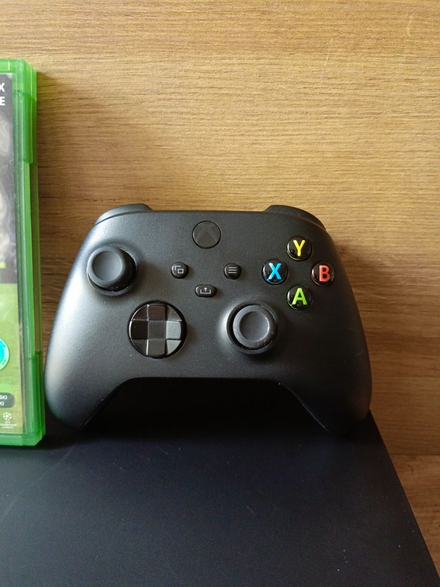 Konsola Xbox One X 1TB pad FIFA 18