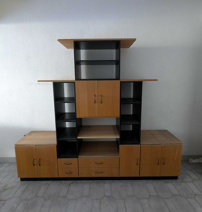 Estante escritorio em madeira, na cor cerejeira e preto