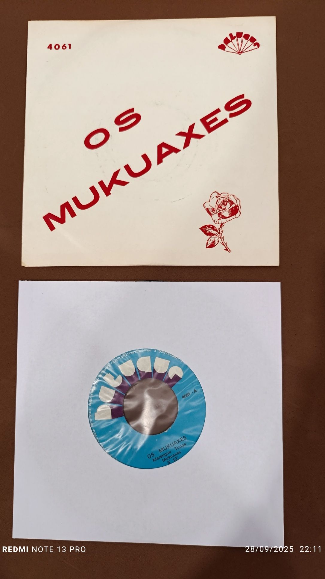 Os Mukuaxes Single África