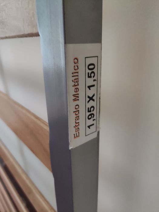 Estrado metálico com ripas de madeira 1,50/1,95