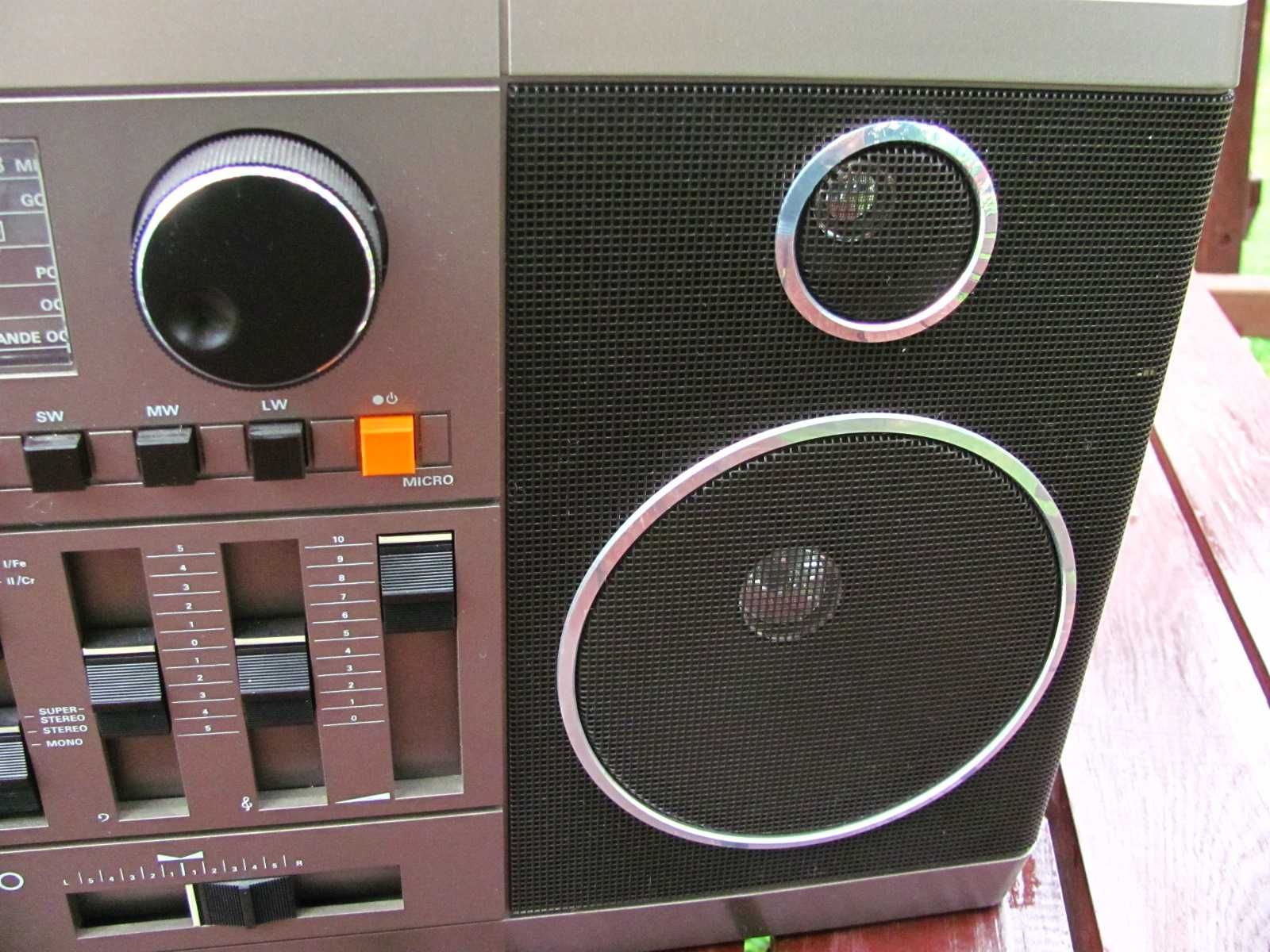 Stary Radiomagnetofon kasetowy przenośny Grundig RR3600