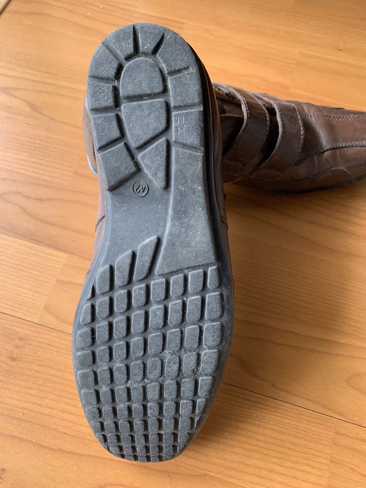 Sapatos em pele castanhos