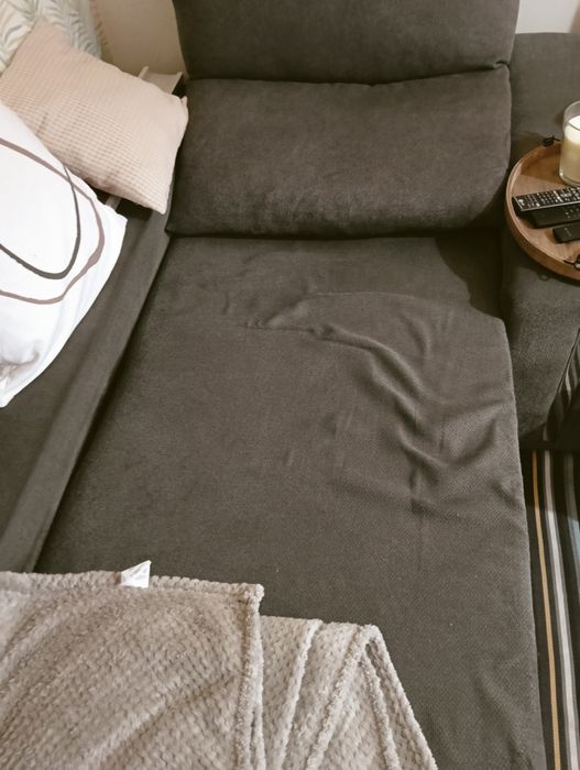 Sofá chaise lounge cinza com baú e 1 puff