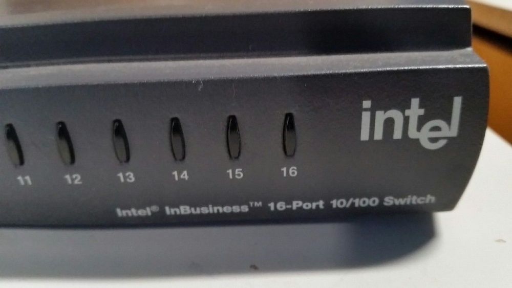 Switch HUB Profissional Intel InBusiness - 16 portas 10 / 100Mbps