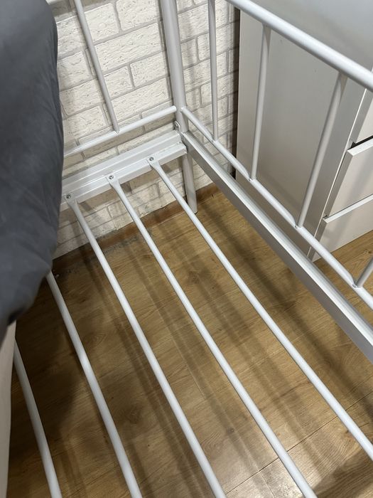 Rama łóżka biała metalowa glamour