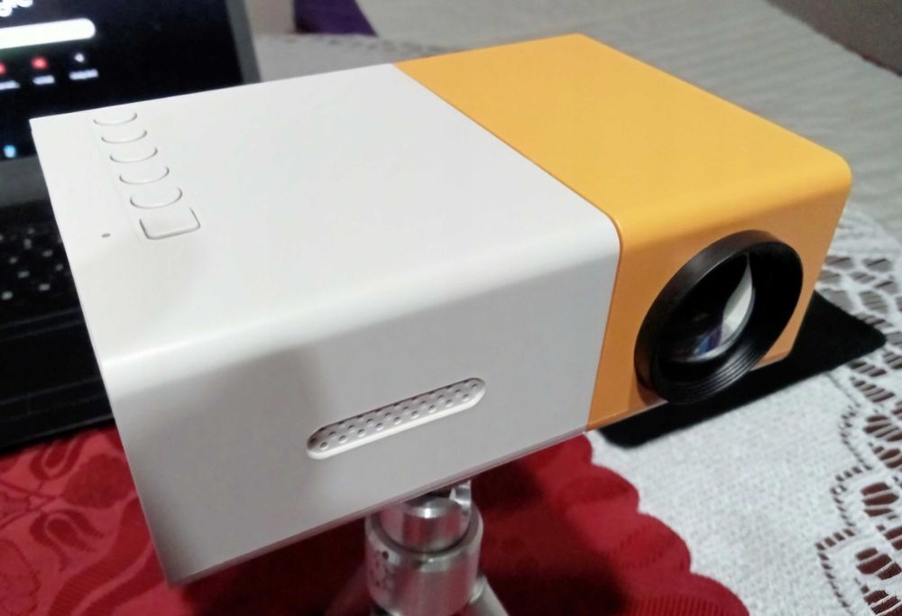 Mini Projektor Przenośny/ Rzutnik LED USB Full
HD HDMI Pilot Kompakt