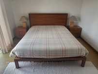 Mobiliário de quarto - Cama Kingsize, mesas de cabeceira e camiseiro