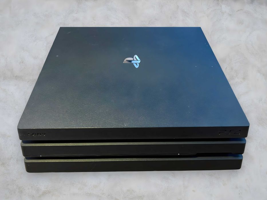 PS4 Pro 1TB + 2 pady – stan bardzo dobry