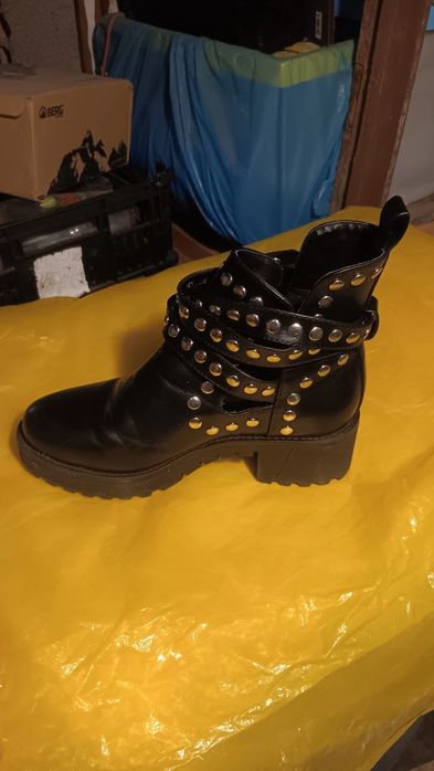 Botas pretas com tachas