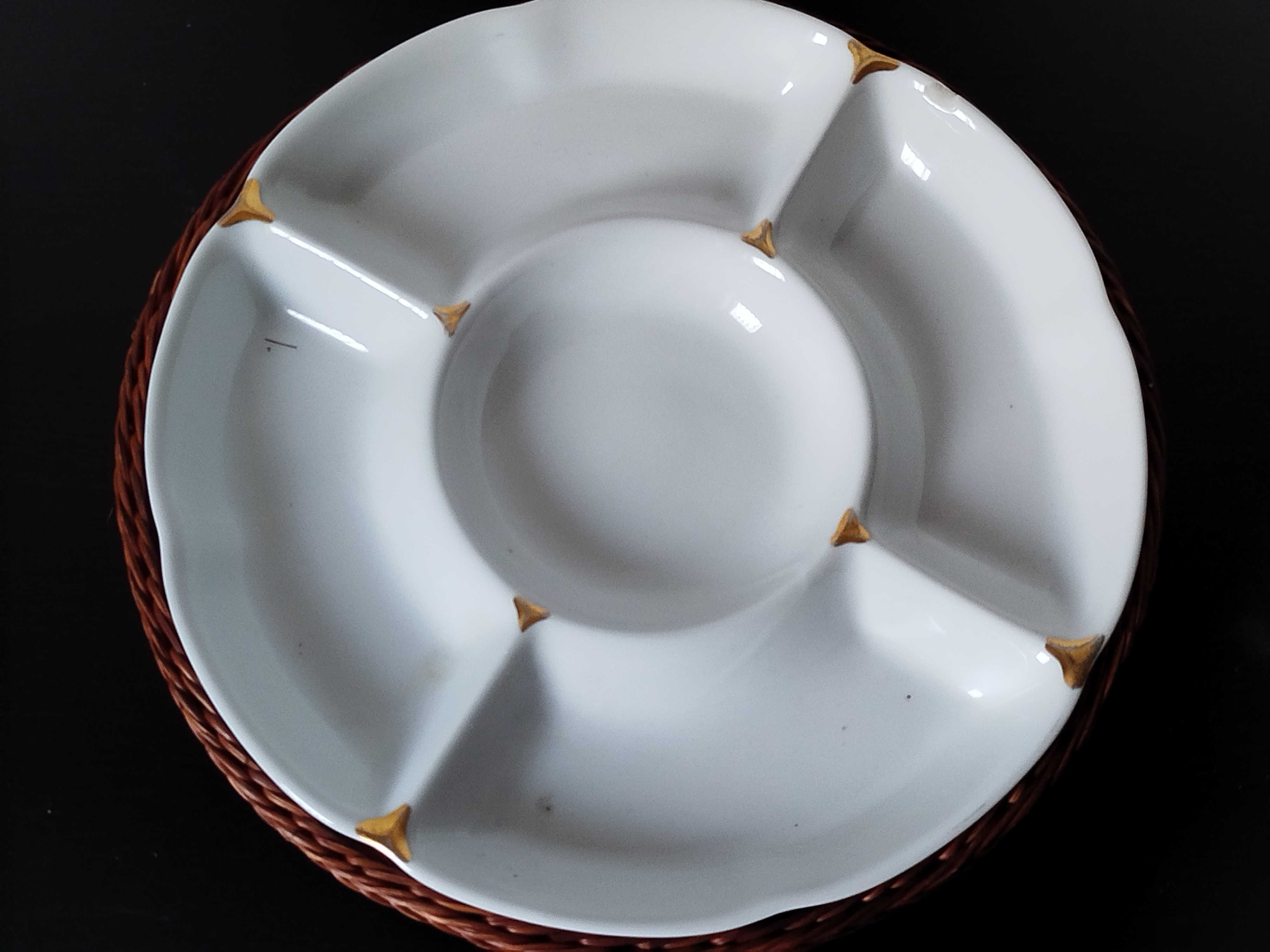 Prato com divisórias um em porcelana outro em palhinha