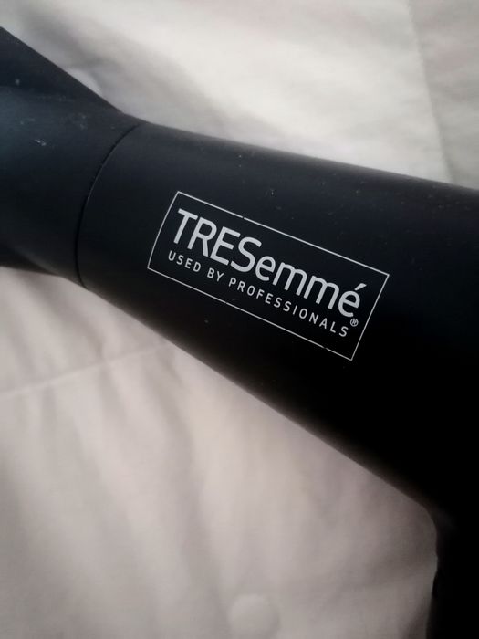 Suszarka do włosów TRESemme stan bardzo dobry