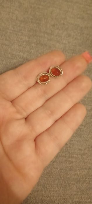 Kolczyki sztyfty, srebrne z bursztynem.