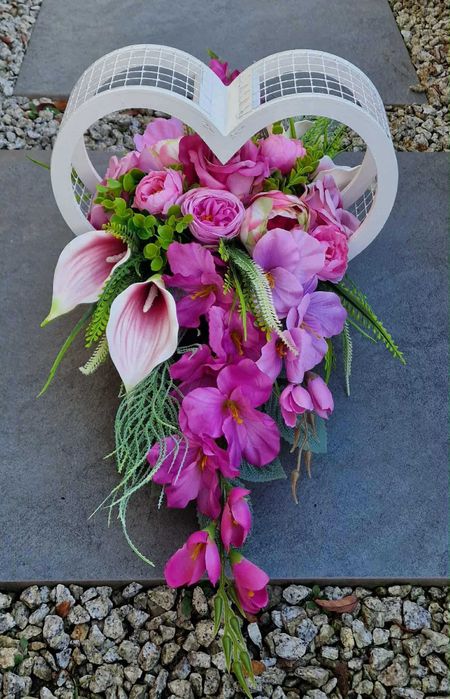 Kompozycja kwiatowa na grób cmentarz stroik serce ikebana Z624