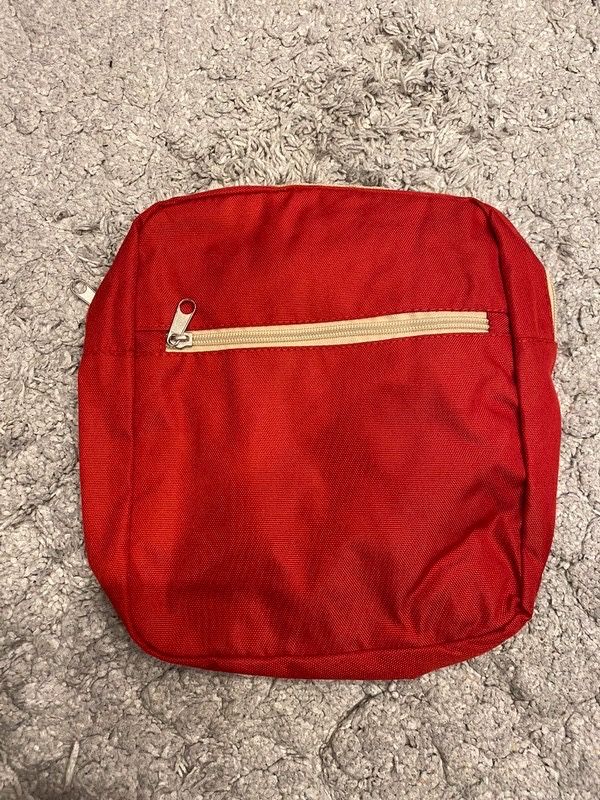 Nowy, czerwony plecak