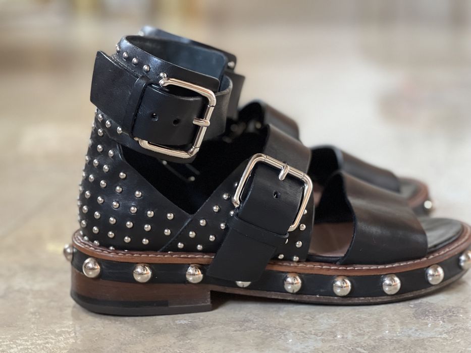 Czarne sandałki Red Valentino w rozmiarze 36