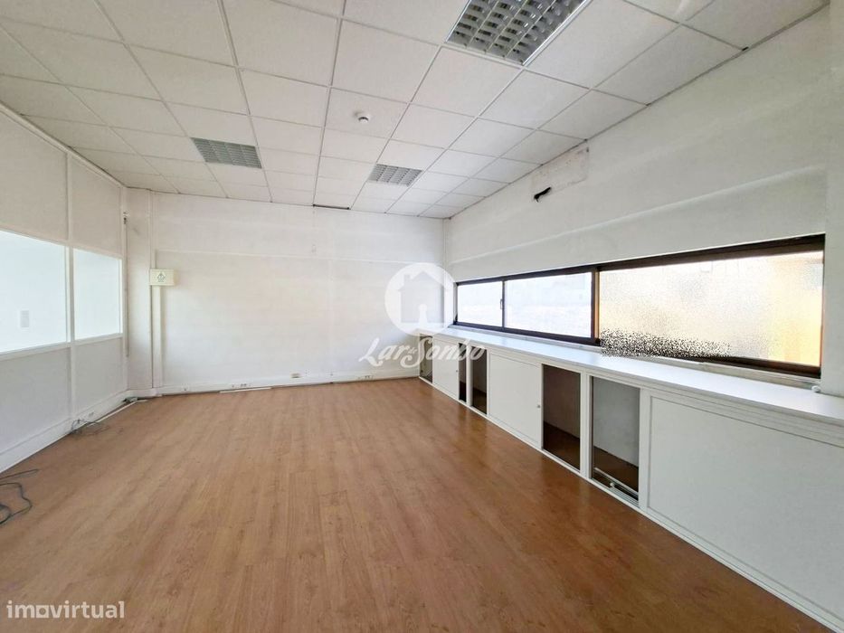 Armazém 285m2 em Ribeirão, V. N. Famalicão